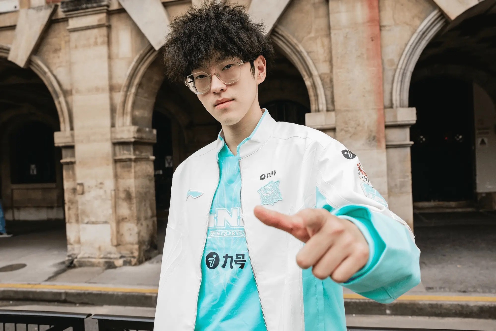 PANDA-包含Scout回归赛场，高光表现首场状态亮眼，快船观众沸腾！的词条